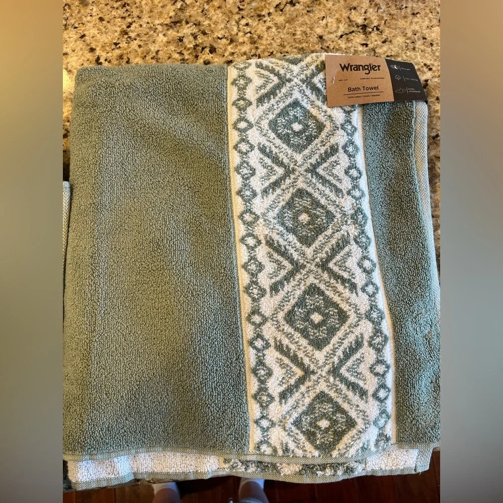 Set of 2 Wrangler Green and White Patterned Bath Towels